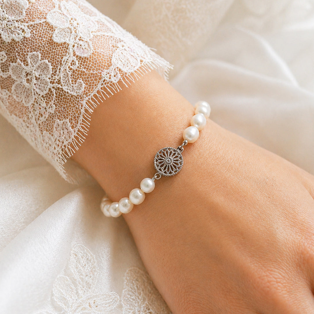Vintage Style Round Clasp Pearl Bracelet
