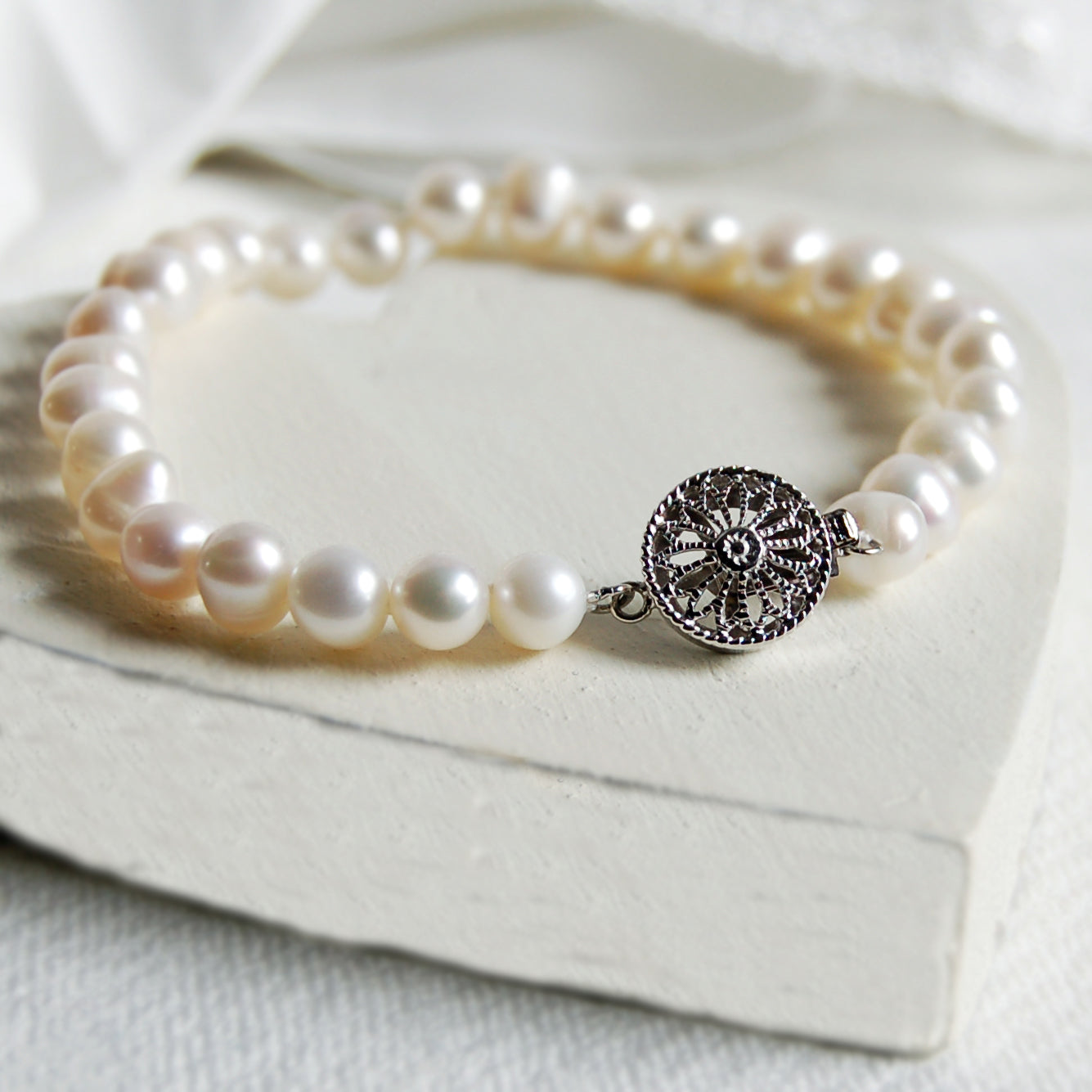 Vintage Style Round Clasp Pearl Bracelet