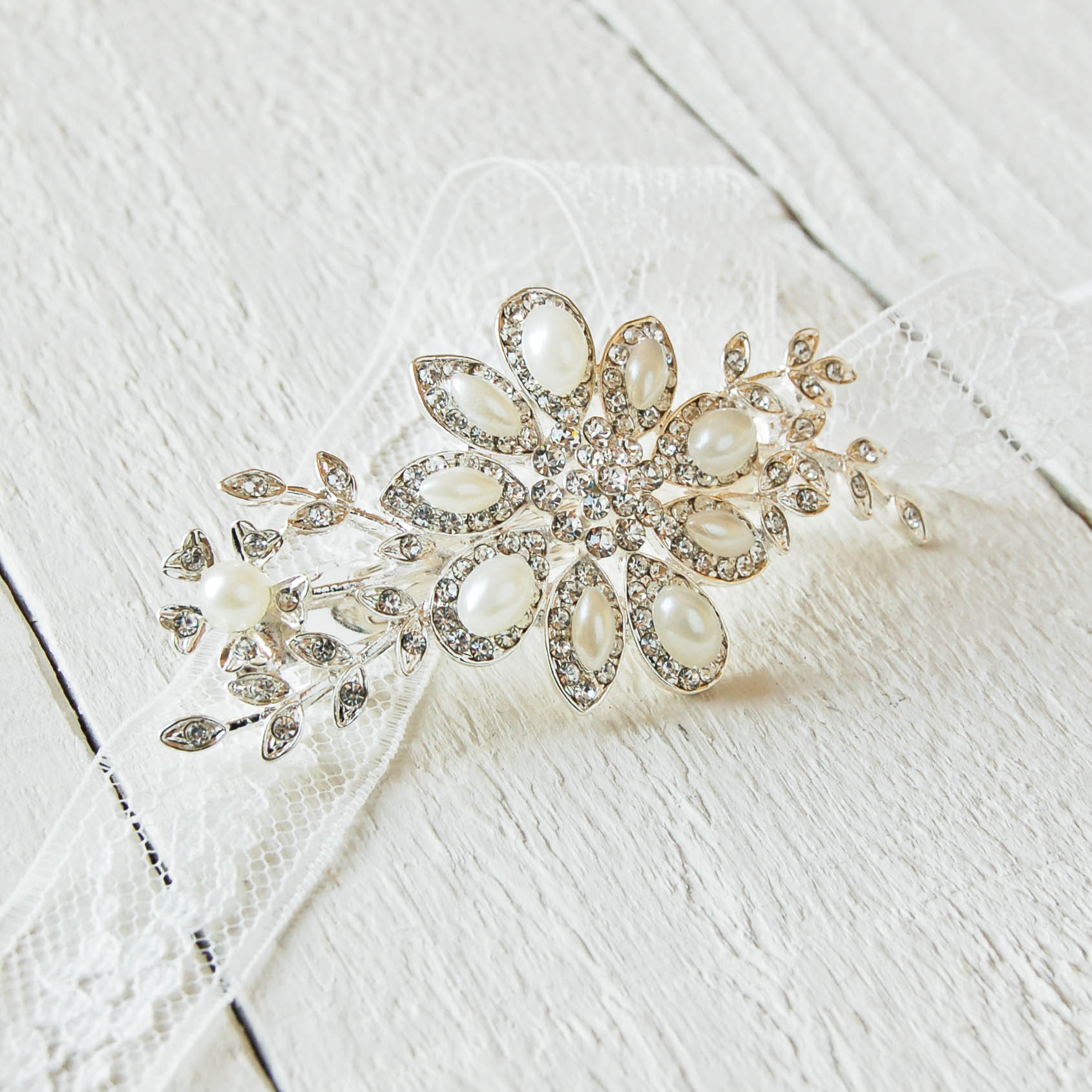 Elegant Pearl and Diamante Hair Clip – Carriage Trade